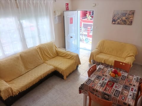 Communal lounge/ TV room, Living room, Lounge or bar