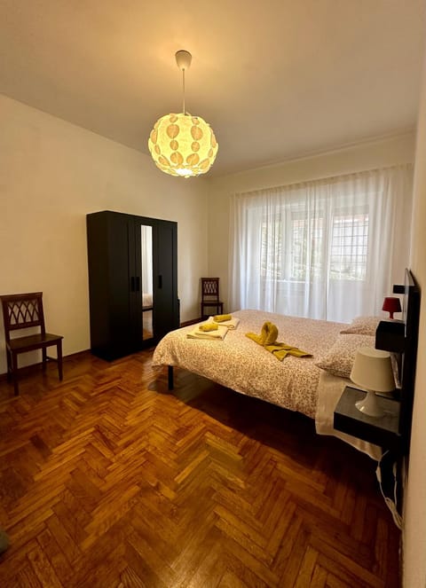 Bedroom, towels