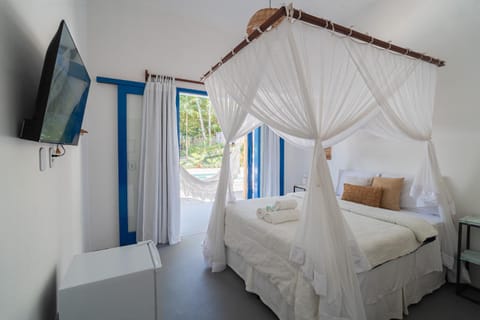 Bed, TV and multimedia, Photo of the whole room, Bedroom, Pool view, towels