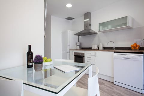 Kitchen or kitchenette, Dining area