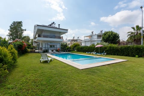 Property building, Garden, Swimming pool, Swimming pool
