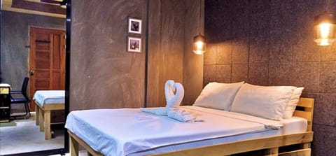 Bed, Bedroom, towels