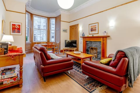 TV and multimedia, Living room, Seating area, Evening entertainment
