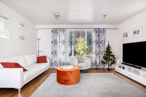 Communal lounge/ TV room, TV and multimedia, Living room, Seating area, Evening entertainment