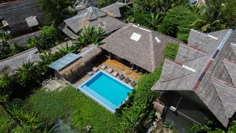 Property building, Swimming pool, sunbed