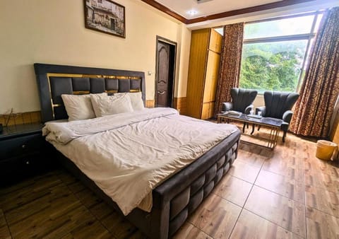 Bed, Seating area, Bedroom, wardrobe