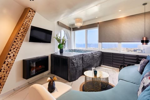 Hot Tub, TV and multimedia, Living room, Seating area, Evening entertainment