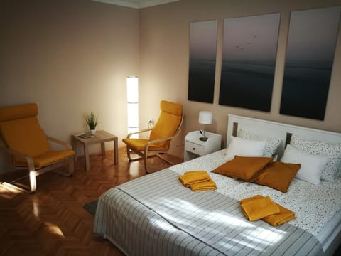 Nearby landmark, Bed, Living room, Photo of the whole room, Bedroom, towels, kitchen