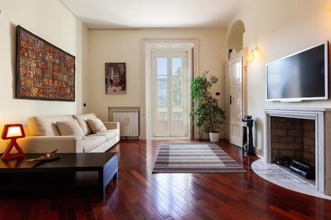 Communal lounge/ TV room, TV and multimedia, Living room, City view, City view, Landmark view, Landmark view, flat iron