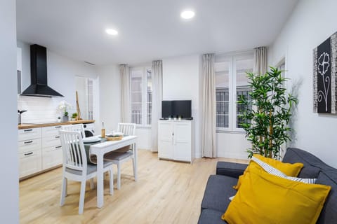 Kitchen or kitchenette, Seating area, Dining area