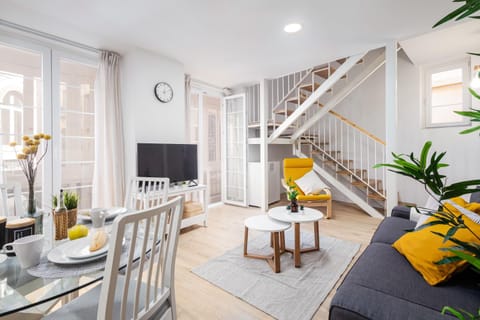 TV and multimedia, Living room, Seating area, Dining area