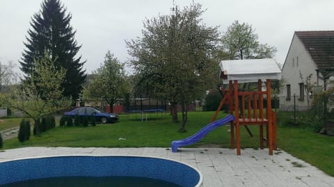 Restaurant/places to eat, Neighbourhood, Natural landscape, Supermarket/grocery shop, Swimming pool