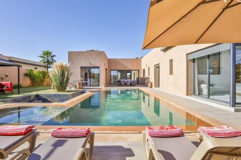 Swimming pool, sunbed