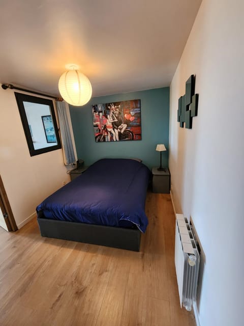 Bed, Night, Photo of the whole room, Bedroom, cot