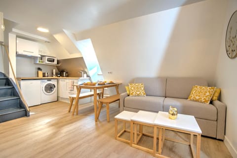 Kitchen or kitchenette, Living room, Seating area, Dining area, minibar, stove, toaster, washing machine