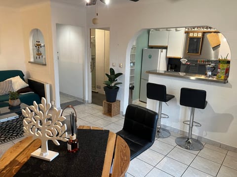 Seating area, Dining area, minibar