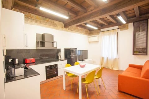 Coffee/tea facilities, Kitchen or kitchenette, Living room, Seating area, Dining area, stove, toaster