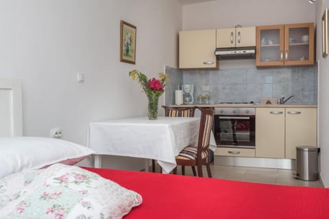 Kitchen or kitchenette, Dining area, Bedroom