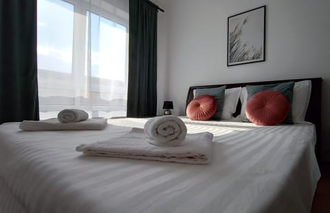 Bed, Photo of the whole room, Bedroom, towels