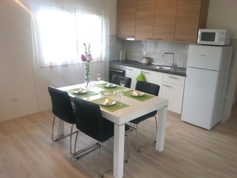 Kitchen or kitchenette, Dining area