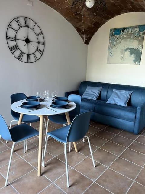 Windrose Blue Blossom Apartment in Volterra