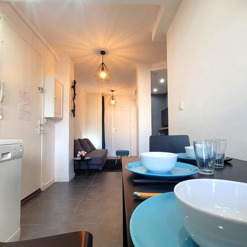 Kitchen or kitchenette, Living room, Seating area, Dining area