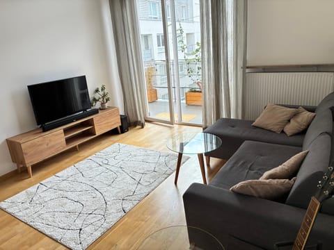 TV and multimedia, Living room, Seating area, Entertainment