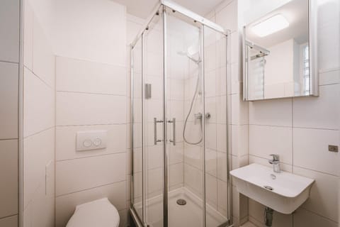 Shower, Toilet, Bathroom, towels