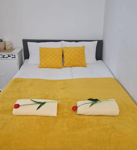 Bed, Photo of the whole room, Bedroom, towels