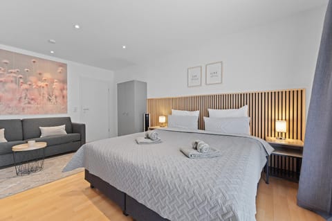 Bed, Photo of the whole room, Seating area, Bedroom