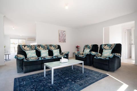 Homely Suburban Delight With Parking & Wi-fi House in Tasmania