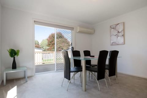Homely Suburban Delight With Parking & Wi-fi House in Tasmania