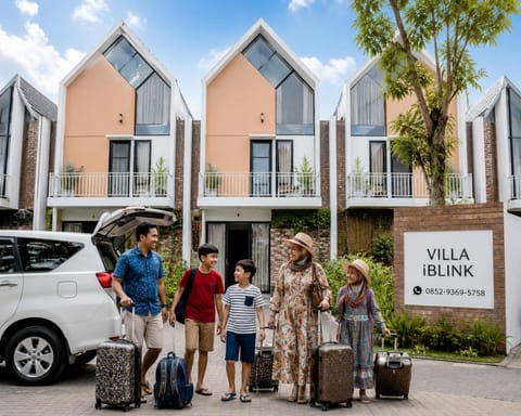 Property building, Day, People, children, group of guests, Family, Parking