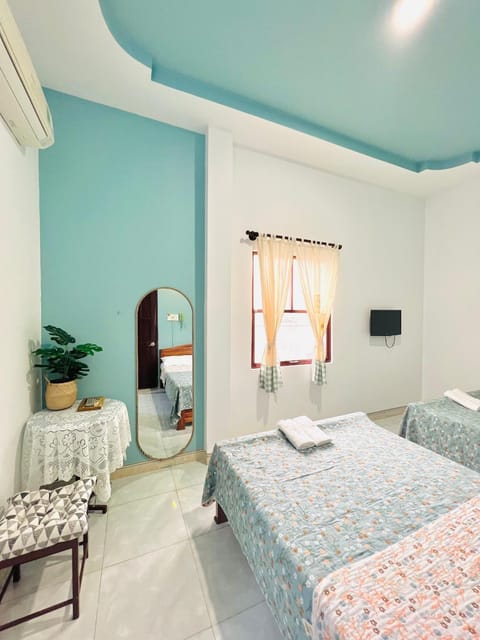 Bed, TV and multimedia, Living room, Photo of the whole room, Seating area, Bedroom, towels