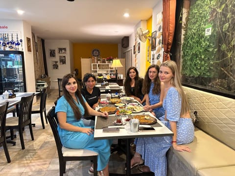 Restaurant/places to eat, People, Food and drinks, Banquet/Function facilities, Food, Lunch, Dinner, Drinks, group of guests