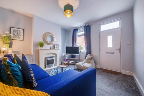 Bed, TV and multimedia, Living room, Seating area, fireplace, fireplace
