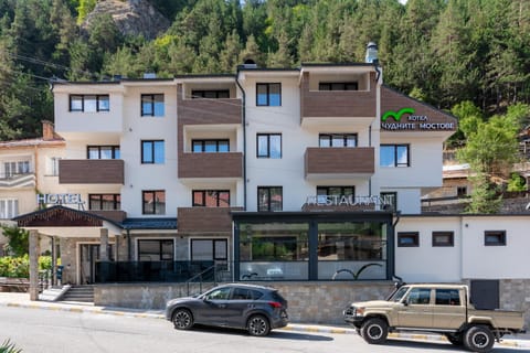 Property building, Day, Natural landscape, Mountain view, Location, Parking