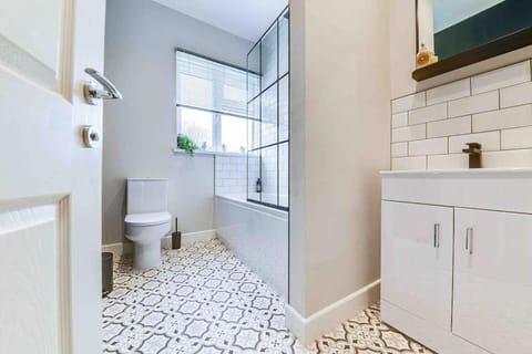 Shower, Toilet, Bathroom, Bath