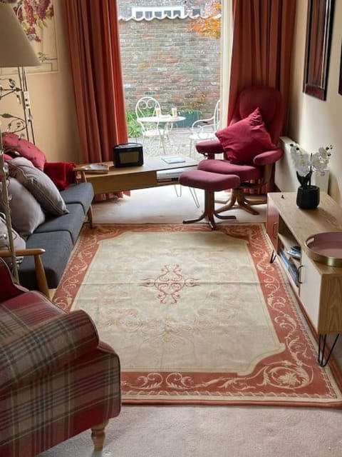 Centre of town House 3 Bedrooms Sleeps 5 and Infant Free Onsite Parking 2 Cars House in Kings Lynn