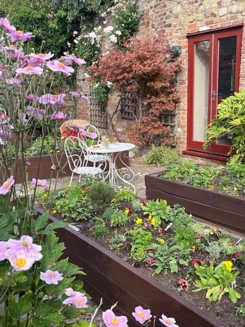 Centre of town House 3 Bedrooms Sleeps 5 and Infant Free Onsite Parking 2 Cars House in Kings Lynn