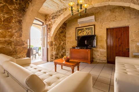 Spring, Day, Living room, On site