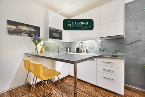 Kitchen or kitchenette, Dining area, minibar, oven, pet friendly, stove