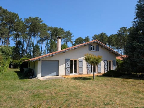 Property building, Garden, Garden, Garden view, Garden view, Parking
