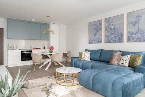 Kitchen or kitchenette, Living room, Seating area, Dining area, oven