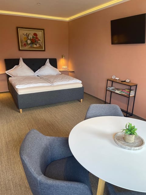 Bed, Photo of the whole room, Seating area, Bedroom