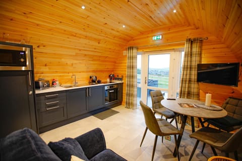 TV and multimedia, Coffee/tea facilities, Kitchen or kitchenette, Living room, Dining area, minibar, pet friendly, stove, toaster