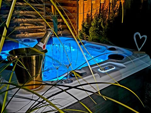 Night, Natural landscape, Garden, Hot Tub, Hot Tub, Balcony/Terrace, Pool view, Swimming pool