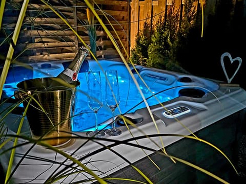 Night, Natural landscape, Hot Tub, Pool view, Swimming pool