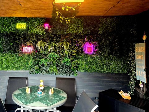 Natural landscape, Garden, Decorative detail, Seating area, Dining area, Garden view