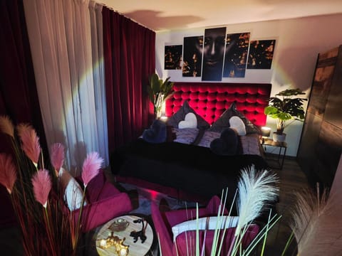 Bed, TV and multimedia, Seating area, Bedroom